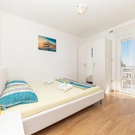 In Kastel Luksic With Kitchen Apartment